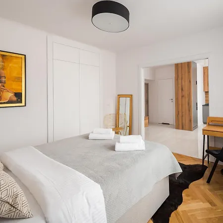 Metro Ratusz Arsenal Deluxe By Bookinghost