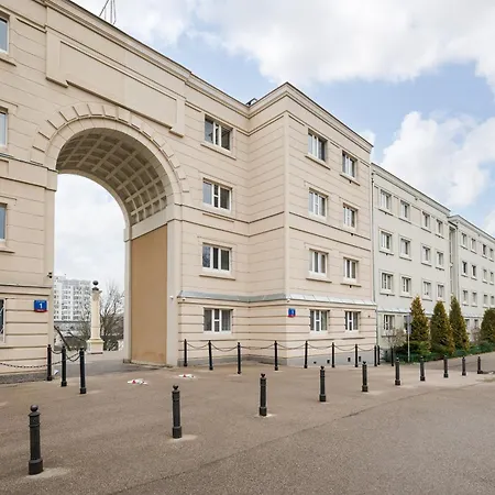 Metro Ratusz Arsenal Deluxe By Bookinghost *