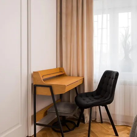 Metro Ratusz Arsenal Deluxe By Bookinghost Varşova