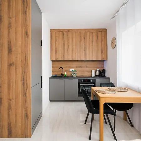 Metro Ratusz Arsenal Deluxe By Bookinghost * وارسو