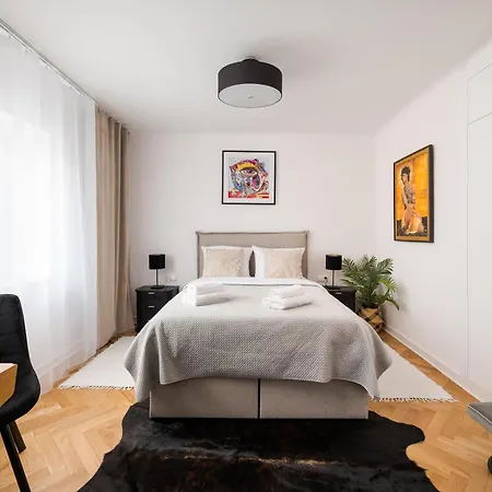 Metro Ratusz Arsenal Deluxe By Bookinghost *