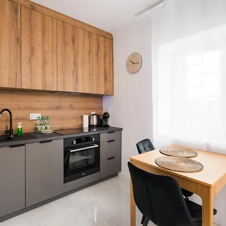 Metro Ratusz Arsenal Deluxe By Bookinghost * وارسو