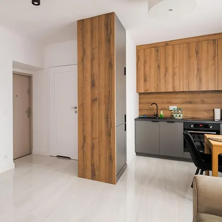 Metro Ratusz Arsenal Deluxe By Bookinghost