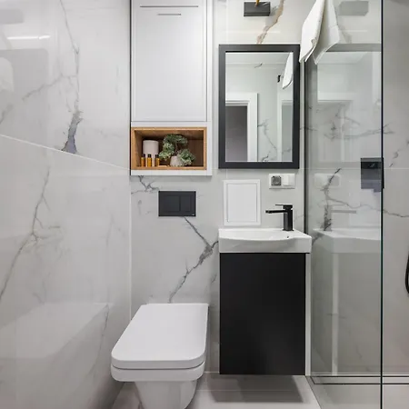 Metro Ratusz Arsenal Deluxe By Bookinghost * وارسو