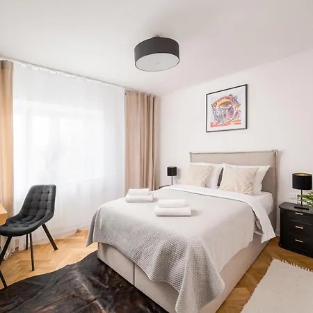 Metro Ratusz Arsenal Deluxe By Bookinghost شقة